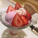 イチゴパフェ