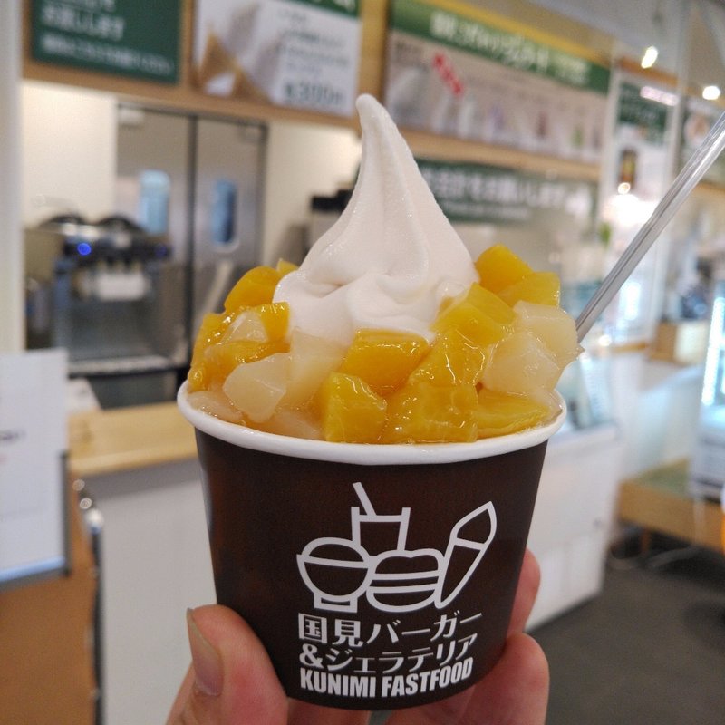 桃いっぱいソフト(国見バーガー&ジェラテリア)
