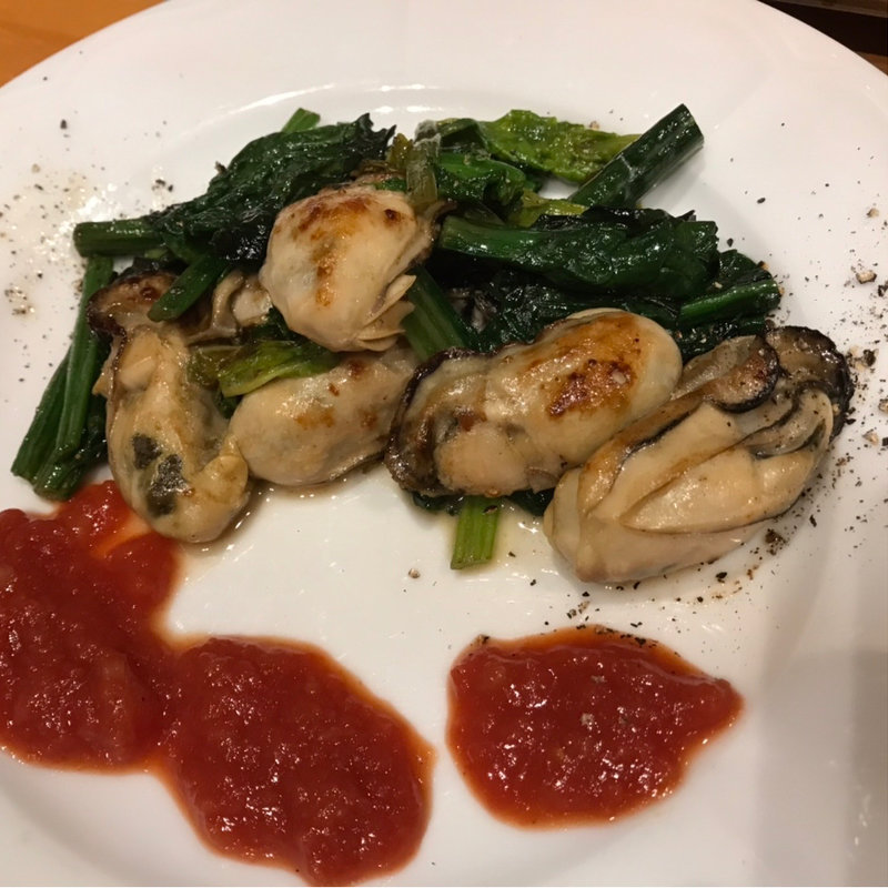 佐渡カキと雪下ほうれん草のバター炒めトマトソース(まちごはん かぶら木)