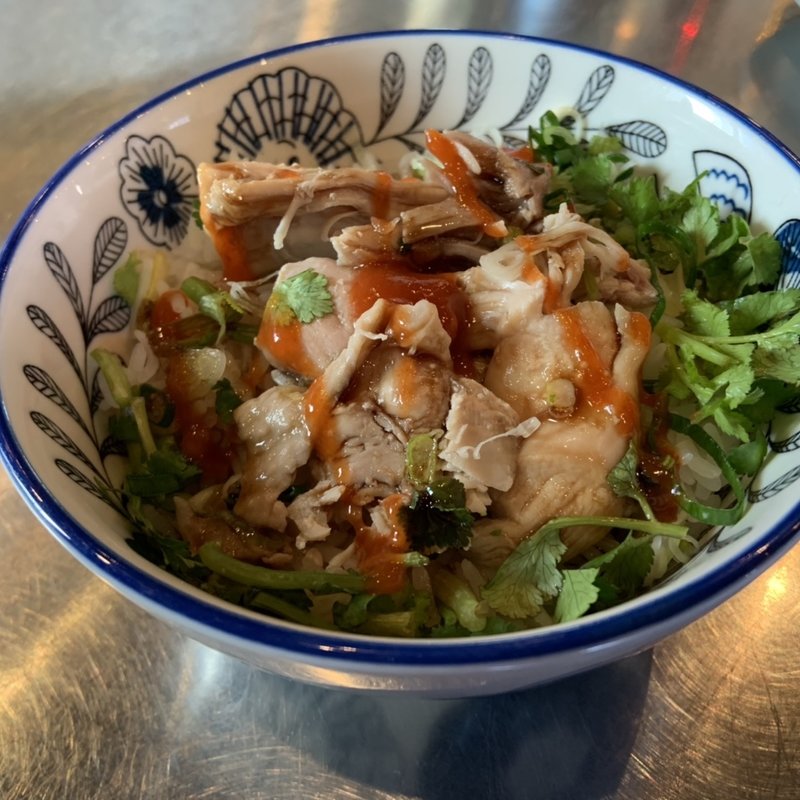 ミニ丼　香草と茹で鶏の混ぜご飯(Raindrop)