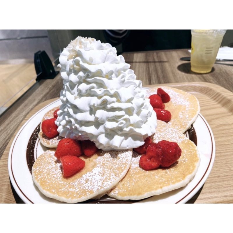  ストロベリー、ホイップクリームとマカダミアナッツのパンケーキ(E ggs'n Things ららぽーと名古屋みなとアスクル店)