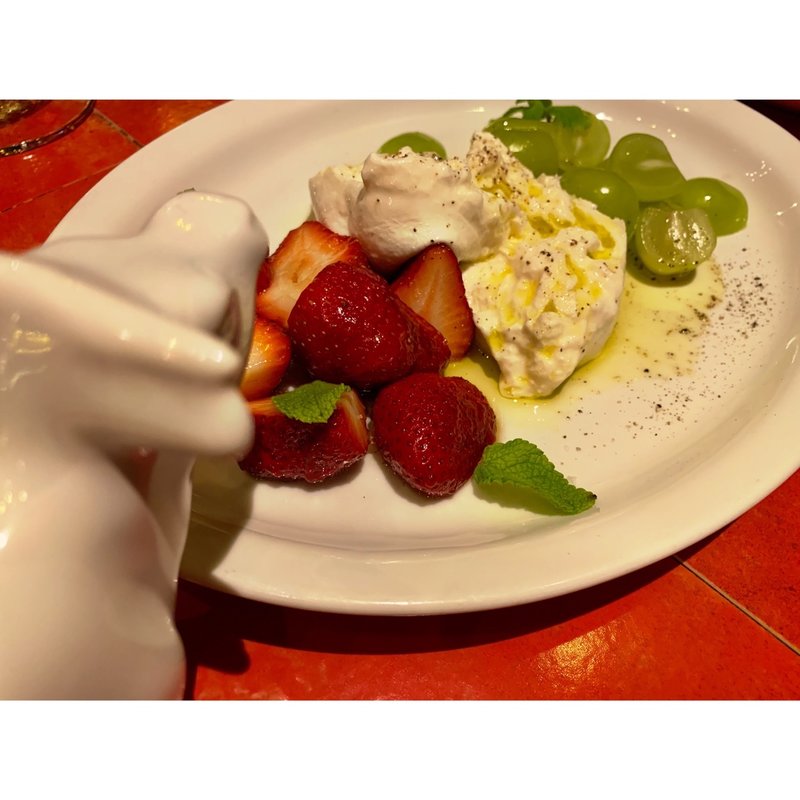 ブッラータチーズのカプレーゼ(ギャロバンガロー)