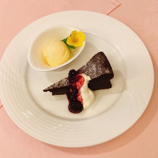 チョコレートケーキ、バニラアイス添え(国立文流)