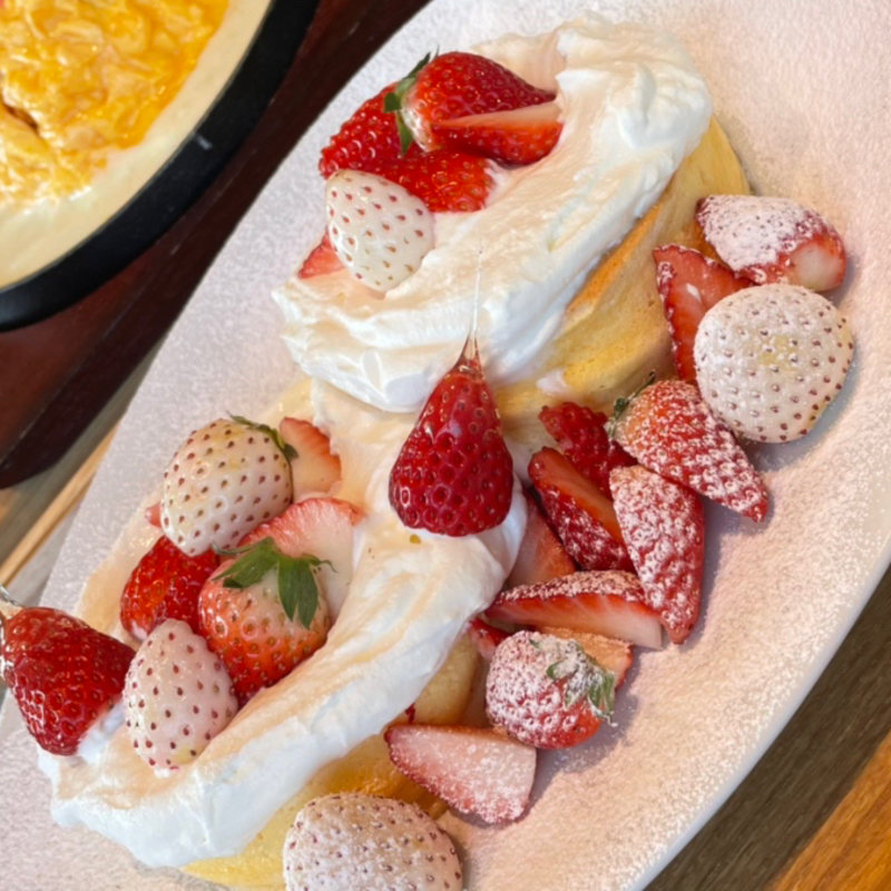 赤いちごと白いちごのデラックスパンケーキ(たまごや )