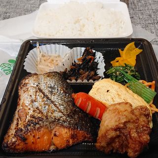 ランチ弁当(鮭)(鶴見浜4丁目食堂 （まいどおおきに食堂）)