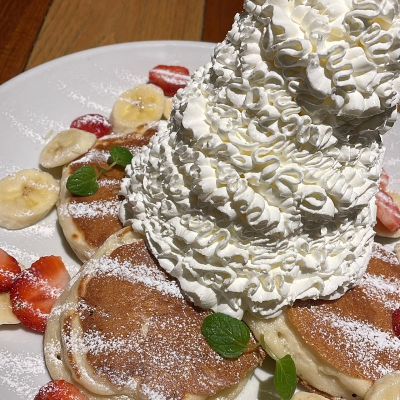 ストロベリーバナナホイップパンケーキ(コナズ珈琲)