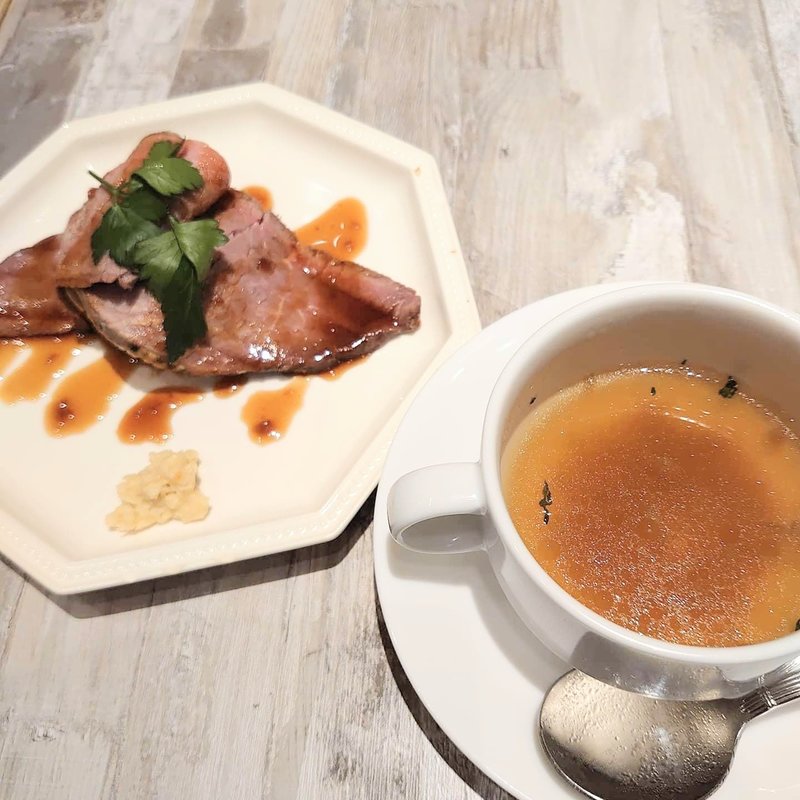 セットのローストビーフとオニオンスープ(3 Little Eggs たまプラーザ店)