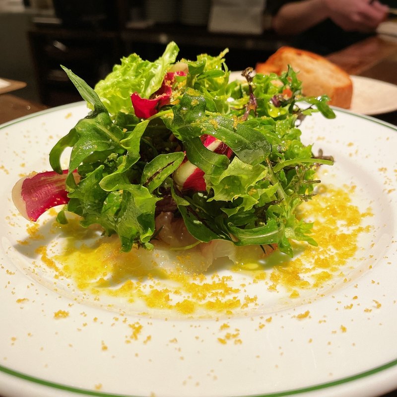 ひらめのカルパッチョ サラダ仕立てからすみがけ(nativo)