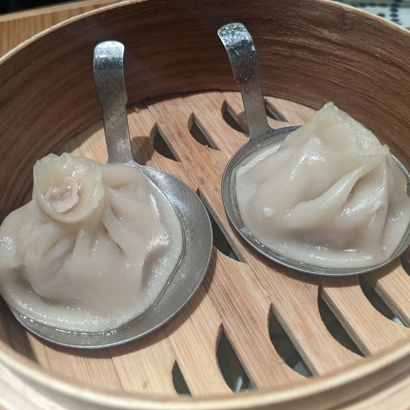 海老酢で食べる小籠包(スシエビス 恵比寿本店)