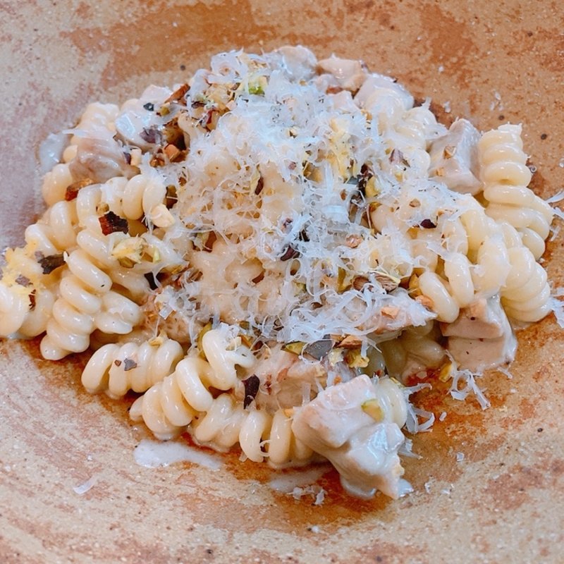 高宮鶏とピスタチオのクリームソースフジッリレモンの香り(gruta)