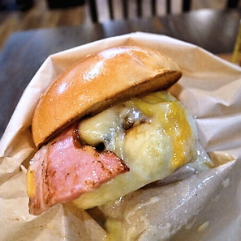 絶品チーズバーガー(T.K.Burgers Cafe)