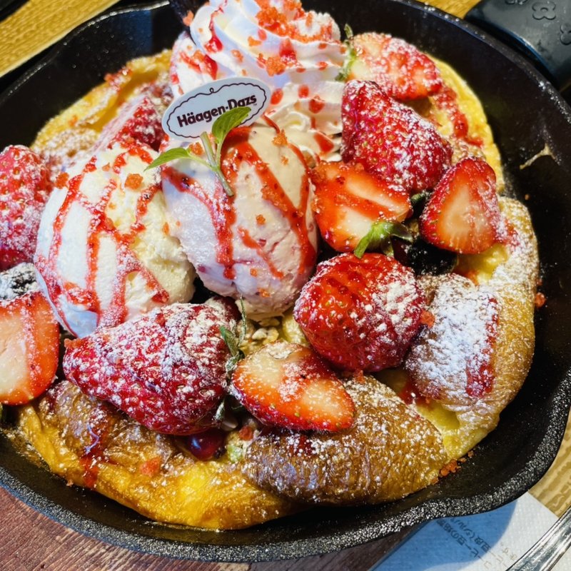 信州ミルクのあまおう苺パンケーキ(上高地あずさ珈琲 東大阪小阪店)