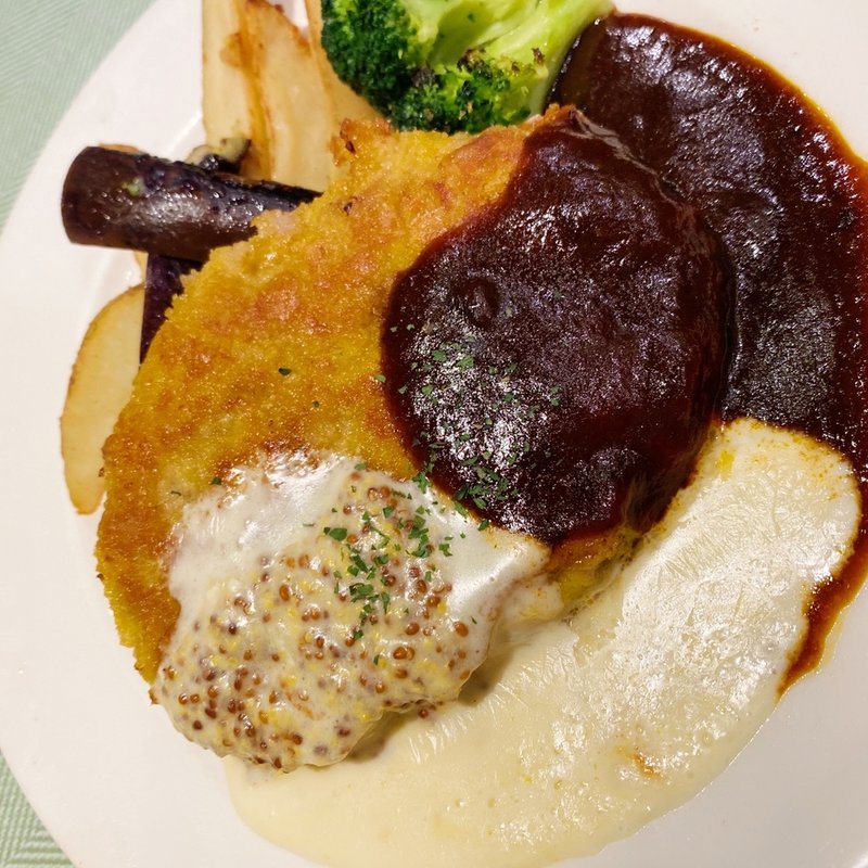 メンチカツレツ　白と黒(BISTRO309 モラージュ菖蒲店)