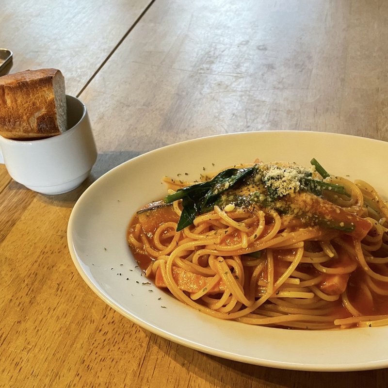味噌漬けチキン、ほうれん草、ナスのトマトソース(モトロク飲食店)