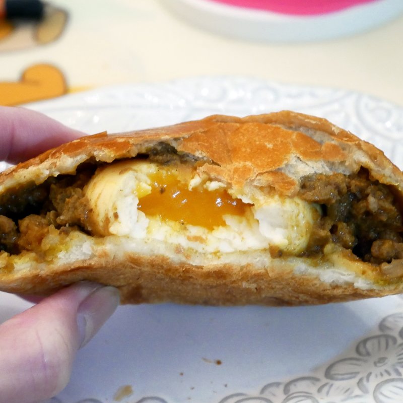 半熟たまごの焼きカレーパン(ｅｇｇｃｅｌｌｅｎｔ ＢＡＫＵＲＲＹ)