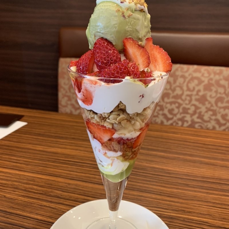 ホワイトチョコとピスタチオの苺パフェ(本庄珈琲うふふ )