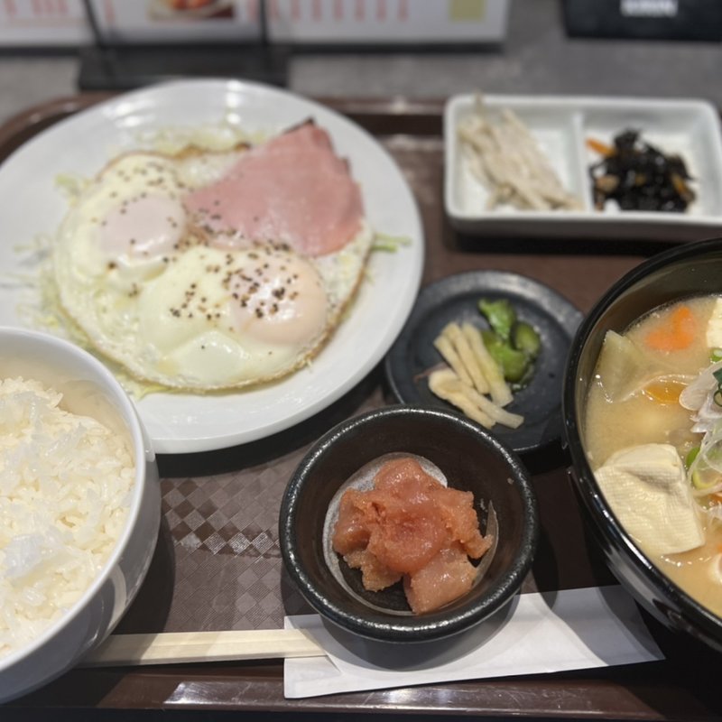 豚汁定食：ハムエッグ(酒と飯　たまる食堂)