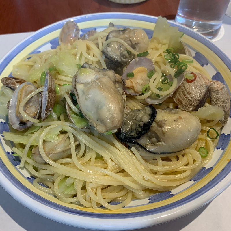 広島産カキとアンチョビ・キャベツのペペロンチーニスパゲッティ(タベルナ・パパ )