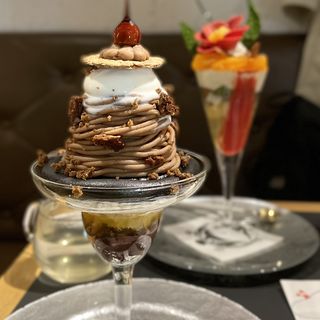 (夜パフェ専門店モモブクロ)