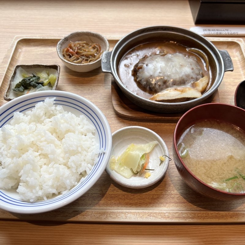 特製カレーソースのチーズハンバーグ定食(さち福やCafe 汐留シティセンター)
