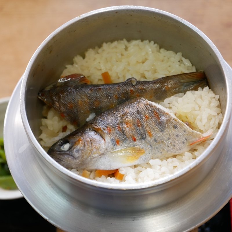 あまご釜飯(入之波温泉 山鳩湯 （しおのはおんせん やまばとゆ）)