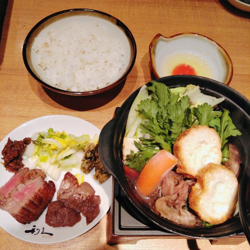 牛たん極焼と牛たんサガリ焼、牛たんすき焼き定食(牛たん炭焼 利久 東七番丁店 （ぎゅうたんすみやき りきゅう）)