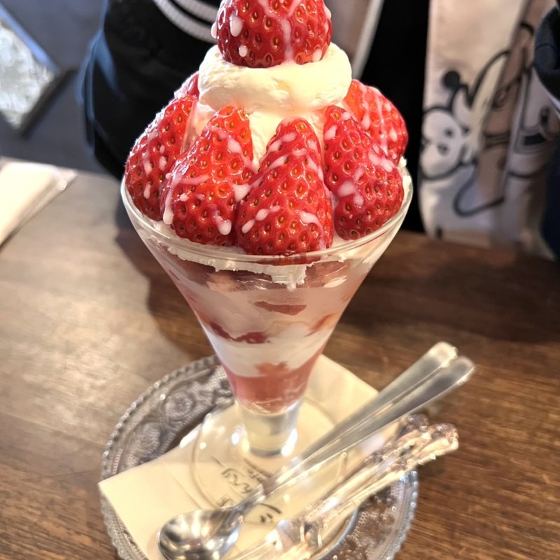 イチゴパフェ(ジゅんべりー Cafe)