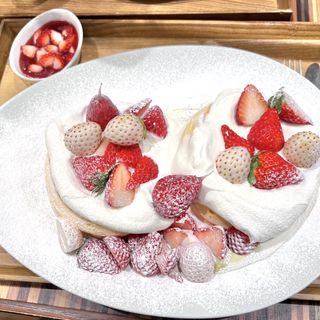 赤いちごと白いちごのデラックスパンケーキ(Cafe brunch TAMAGOYA)