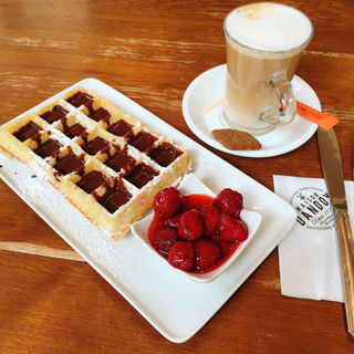 Brussels Waffle / Hot chlorate & Cooked strawberry 