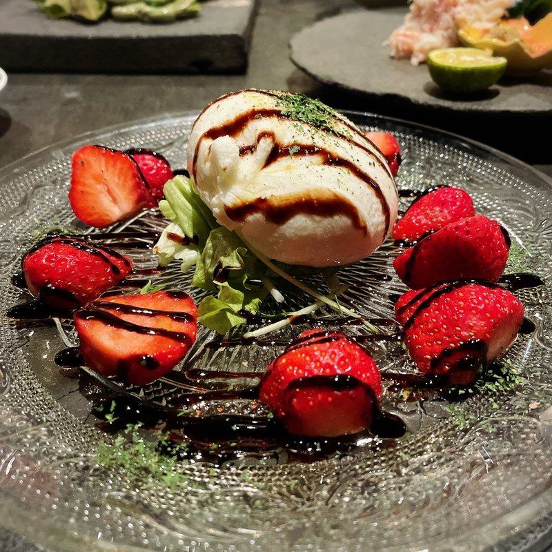 あまおう苺とブラータチーズカプレーゼ(オ山ノ活惚レ)