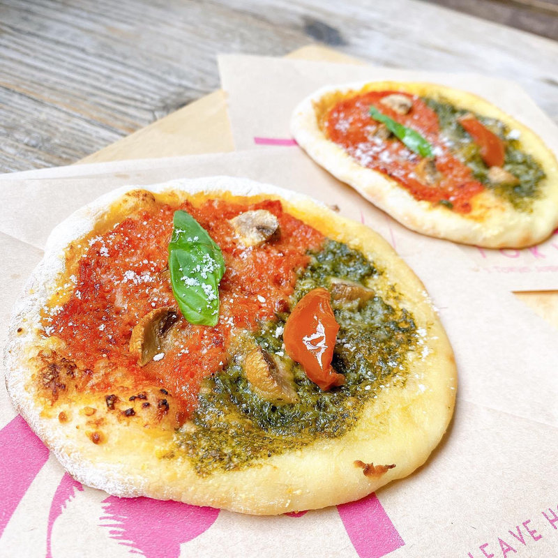 トマトソースとジェノベーゼのせめぎあい( TOLO COFFE&BAKERY(トロ コーヒーアンドベーカリー))