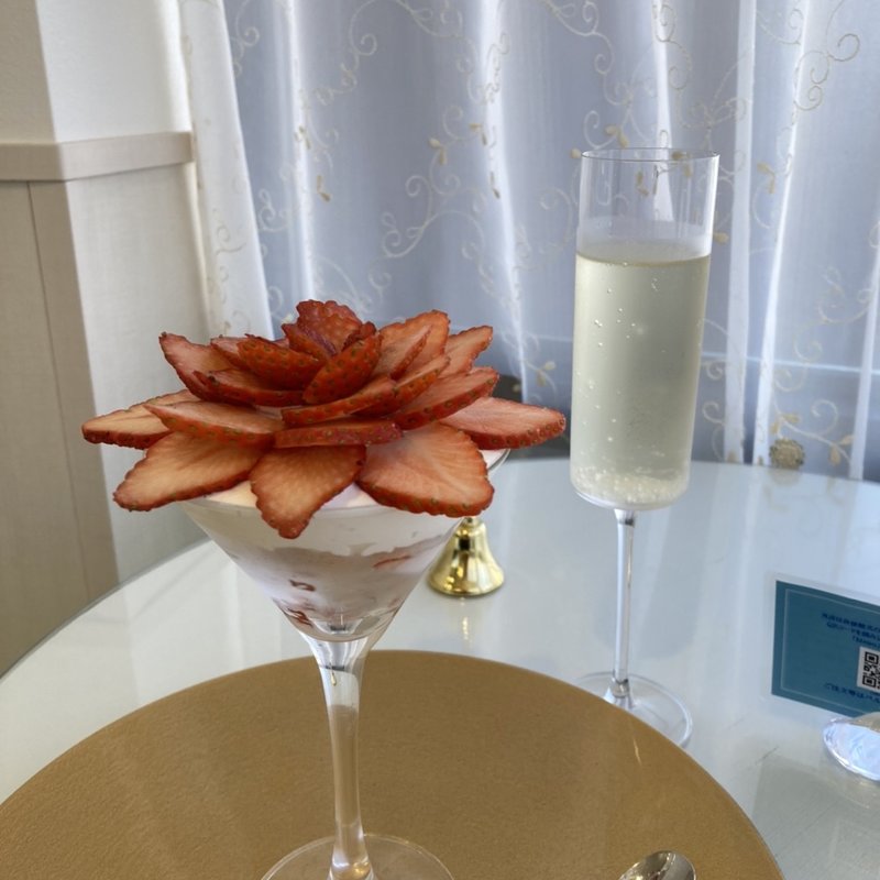 花びらパフェ(Parfait & Tea & Bar C)