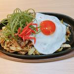 ソース焼きそば 豚 目玉焼き 細麺(京都 焼きそば 専門天（赤坂店）)