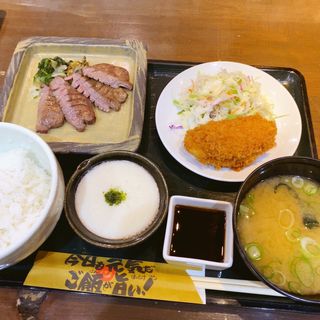 牛たん焼きとカニクリームコロッケ定食(ほっとけや 長堀店)