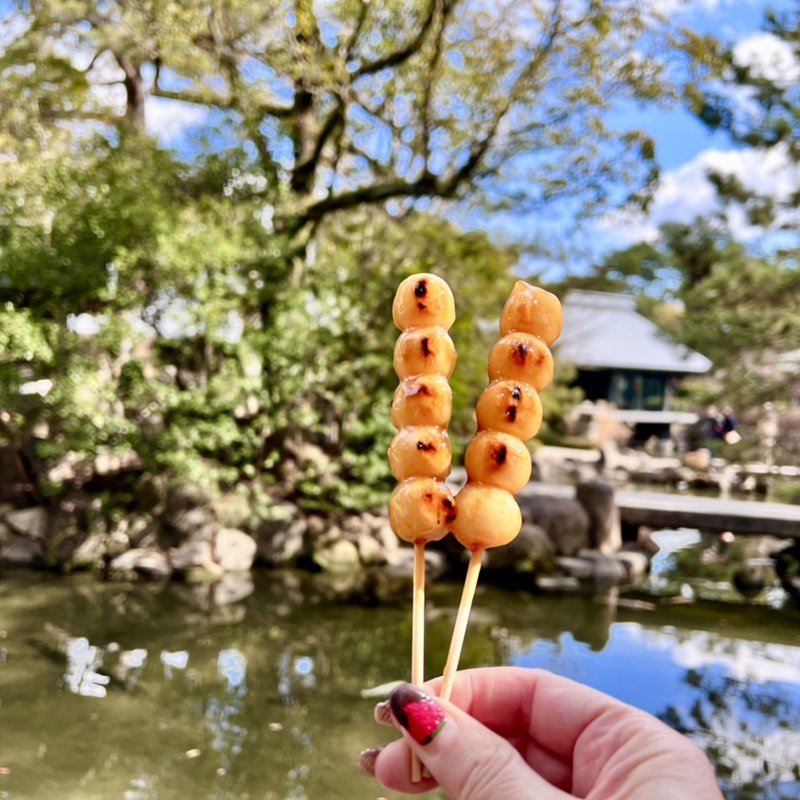 満足（みたらし）団子(おかめ茶屋 （戎名物　あま酒　おかめ茶屋）)
