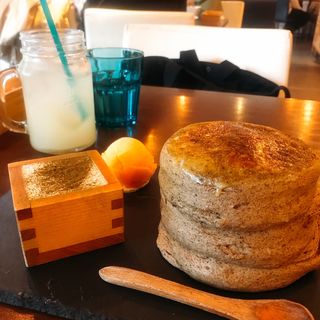 タピオカ餅のほうじ茶ブリュレパンケーキ(512 CAFE & GRILL )