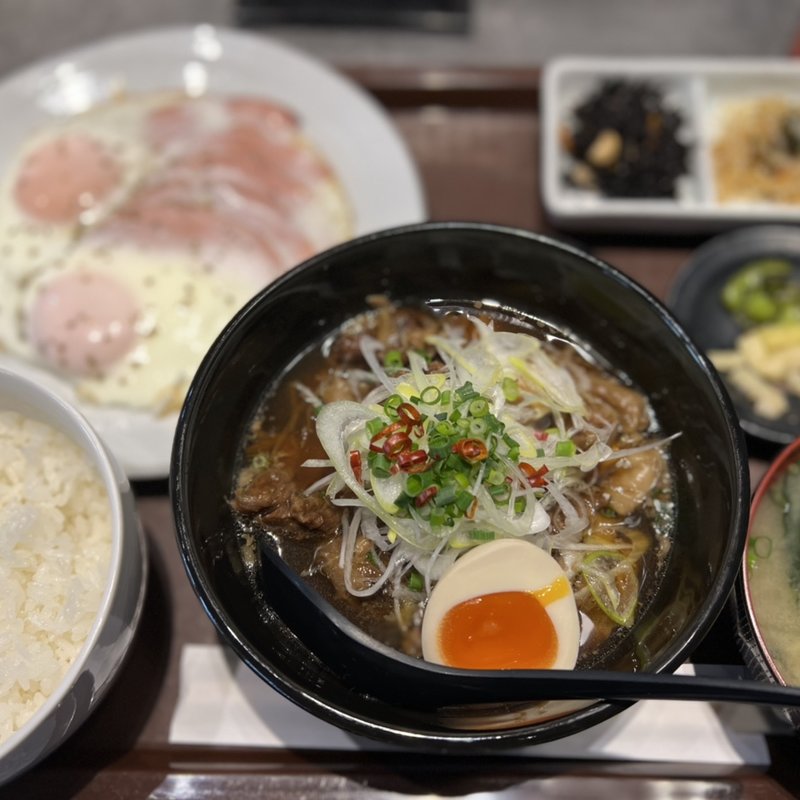 牛すじ煮込み定食：ハムエッグ(酒と飯　たまる食堂)