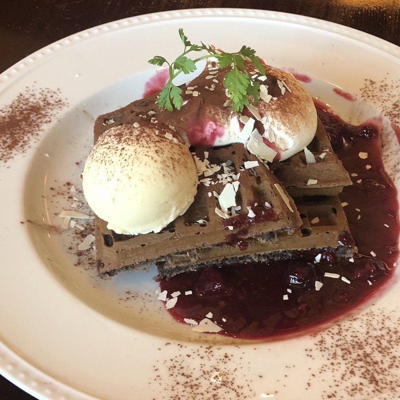 ショコラフランボアのワッフル　四種のベリーソース　(カフェドラパン)