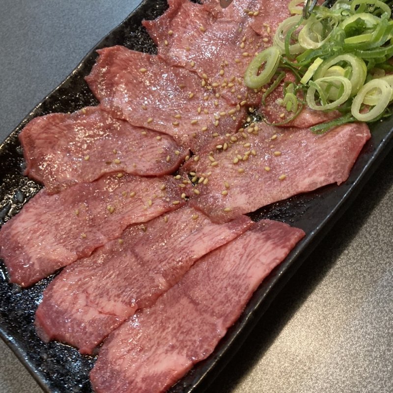 上塩タン(炭火焼肉ホルモン かぅ)