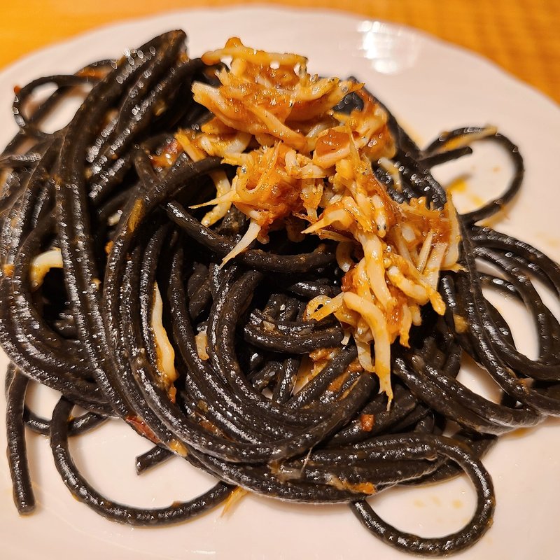 シラスとXO醤、イカ墨麺(酒 秀治郎)