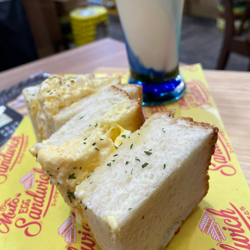 塩パンで玉子サンド(ビストロムトウ)