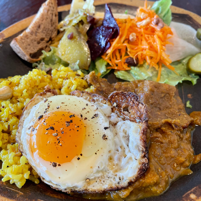 サバとゴボウとレンズ豆のカレー(たそかれ珈琲 )