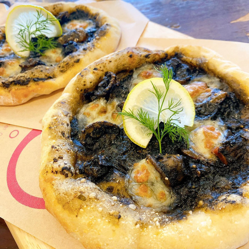 イカスミピザ( TOLO COFFE&BAKERY(トロ コーヒーアンドベーカリー))