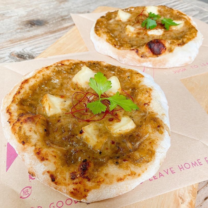 岩のりと玉ねぎブリーチーズのクリームソースピザ( TOLO COFFE&BAKERY(トロ コーヒーアンドベーカリー))