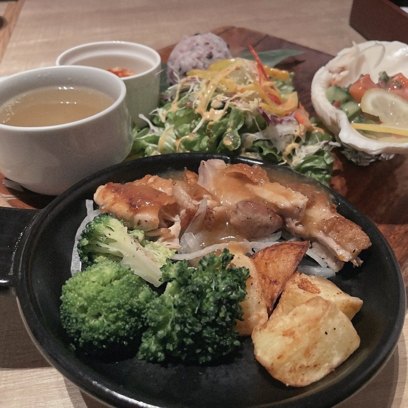 ジンジャーチキンプレート(モアナキッチンカフェ 有楽町イトシア店)