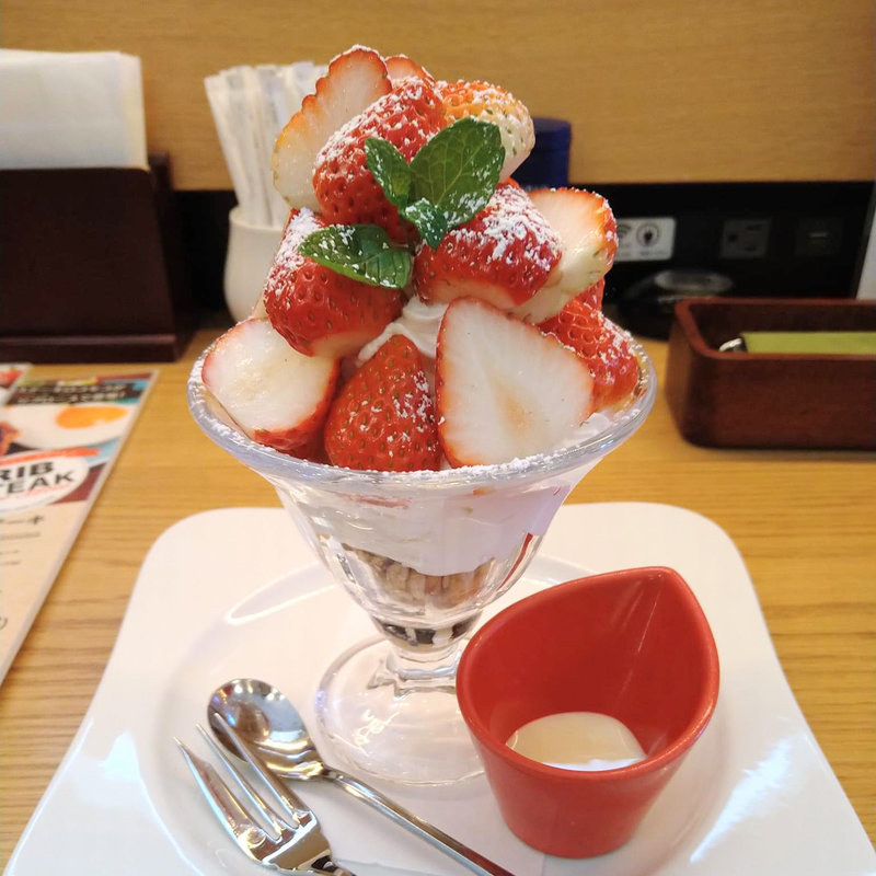 たっぷり国産フレッシュいちごパフェ(むさしの森珈琲　三鷹牟礼店)