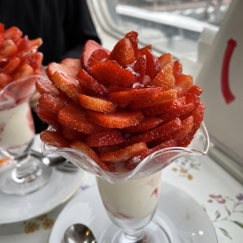 いちごパフェ(しおん )