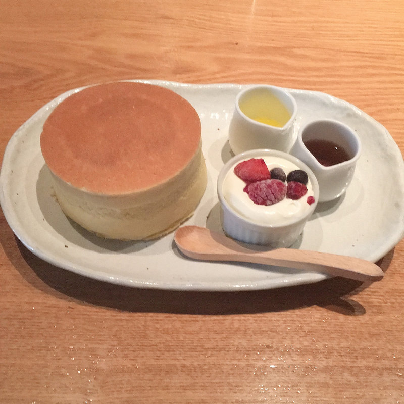 ホットケーキ（生クリーム添え）(Cafe Salon Sonjin)