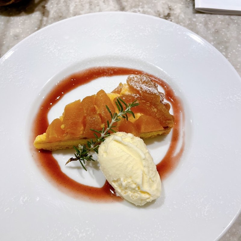 りんごのタルトタタン(カフェ＆ブックス ビブリオテーク 東京・有楽町（café & books bibliothèque Tokyo Yurakucho）)