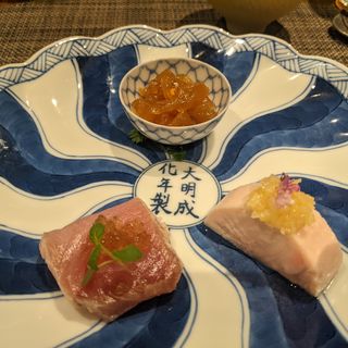 寒鰤　藁焼き　黒酢ジュレ、大山鶏　姜葱ソース、大連産くらげ　柚子風味(series)